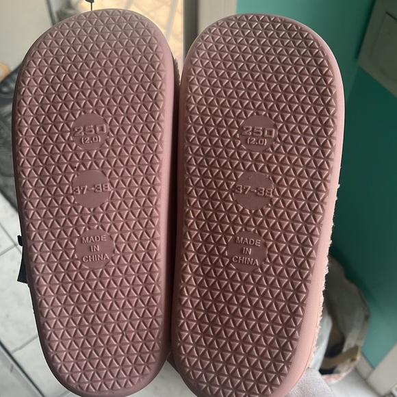 Women’s fuzzy slippers NEW never worn! - Picture 3 of 3